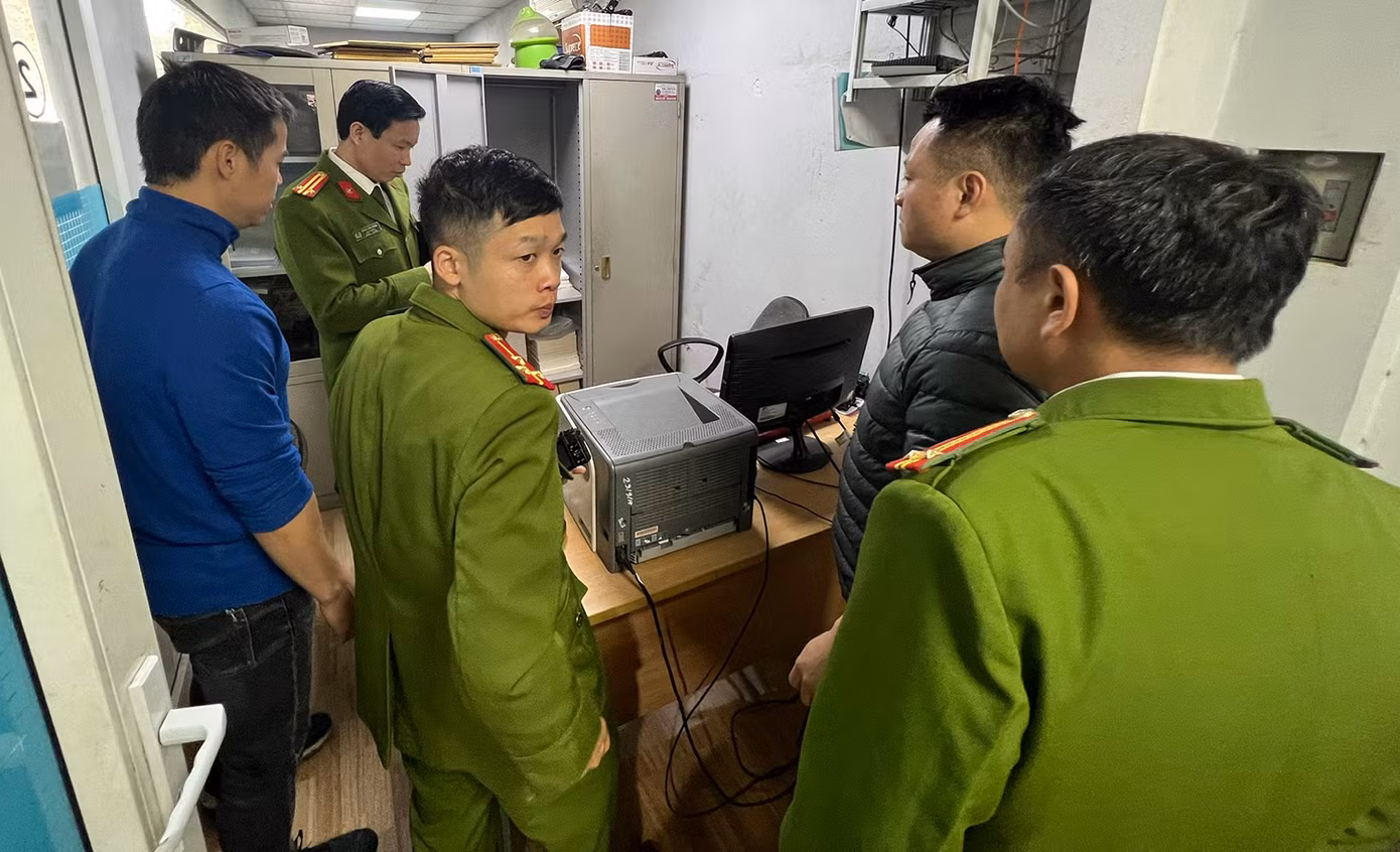Khám xét nơi làm việc của đối tượng.