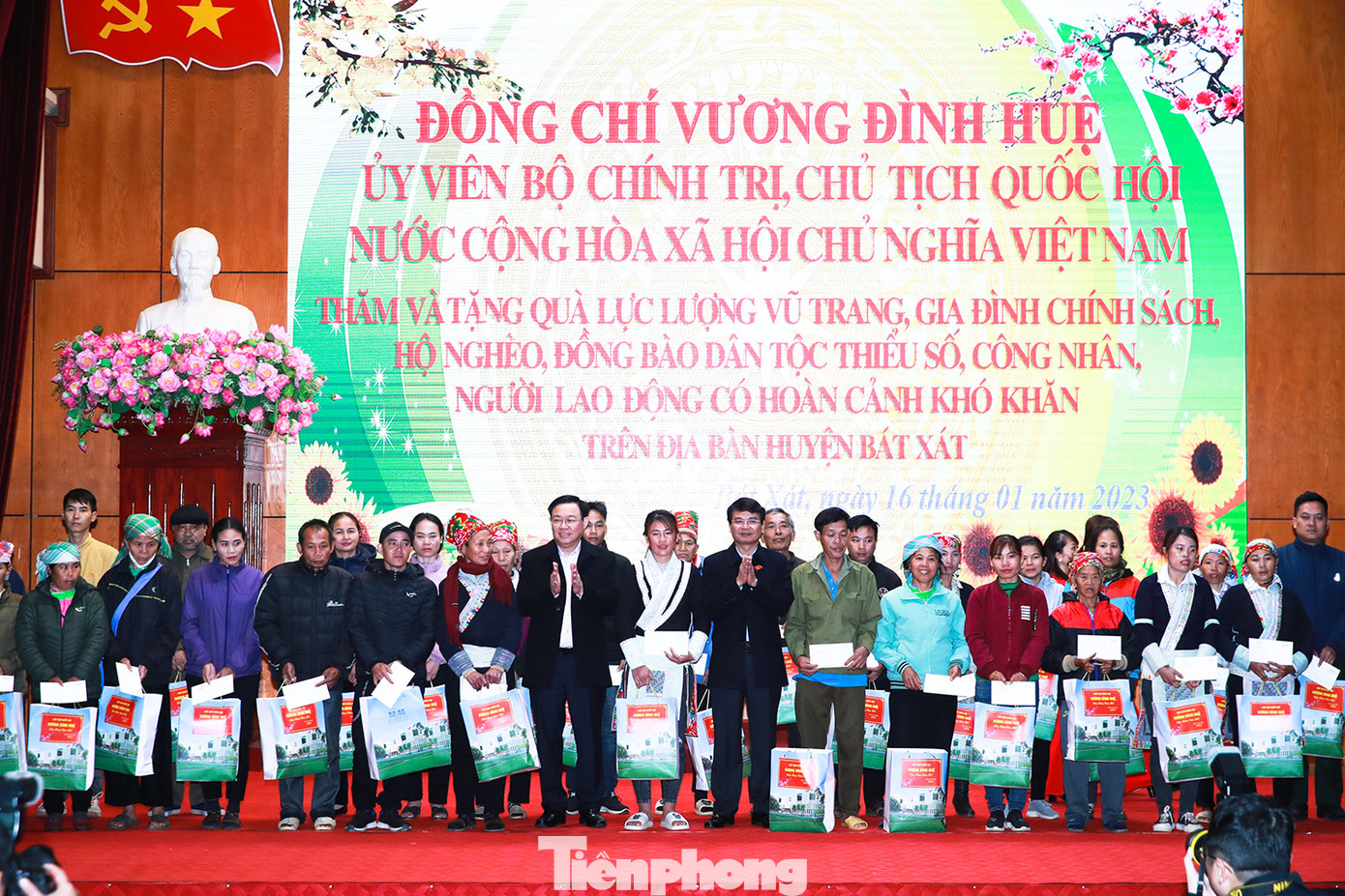 Trong dịp Tết Nguyên đán Quý Mão, Tỉnh ủy, chính quyền, hệ thống chính trị, lực lượng vũ trang nhân dân trong tỉnh Lào Cai đã dành một phần ngân sách, kêu gọi thêm sự đóng góp của các nhà hảo tâm để chăm lo Tết cho gia đình có công, gia đình chính sách, gia đình nghèo và cận nghèo, đồng bào dân tộc thiểu số miền núi, công nhân và người lao động có hoàn cảnh khó khăn. Thay mặt lãnh đạo Đảng, Nhà nước, đoàn công tác, Chủ tịch Quốc hội bày tỏ vui mừng, đánh giá cao và nhiệt liệt chúc mừng những thành tựu của tỉnh Lào Cai.