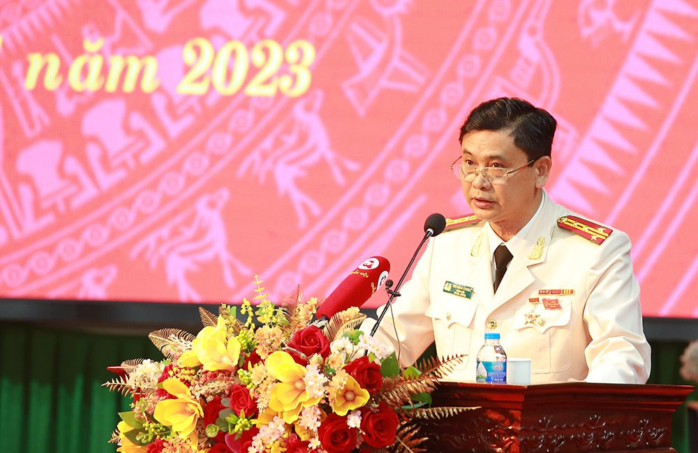 Trong năm 2022, Công an Lào Cai đã thực hiện thắng lợi các mục tiêu, nhiệm vụ giữ vững ổn định chính trị, bảo đảm an ninh quốc gia, không để bị động, bất ngờ. Công tác quản lý nhà nước về an ninh trật tự, cải cách hành chính, chuyển đổi số có nhiều bước tiến quan trọng. Công tác xây dựng phong trào toàn dân bảo vệ an ninh Tổ quốc được triển khai đồng bộ, duy trì có hiệu quả...