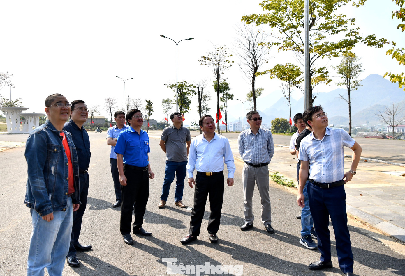 Tại khu Lâm Viên, lãnh đạo kiểm tra các vị trí khách du lịch có thể cắm trại, nghỉ ngơi.