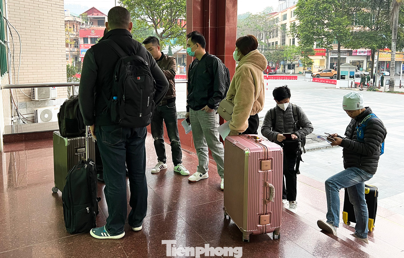 Theo ghi nhận, số lượng khách xuất cảnh qua Cửa khẩu quốc tế Lào Cai chưa nhiều. Khách Việt Nam sang Trung Quốc khoảng 30 người, số lượng người Trung Quốc nhập cảnh Việt nam cũng tương tự.