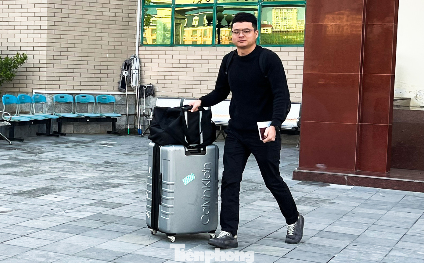 Một hành khách nhanh chóng di chuyển sau khi nhập cảnh.