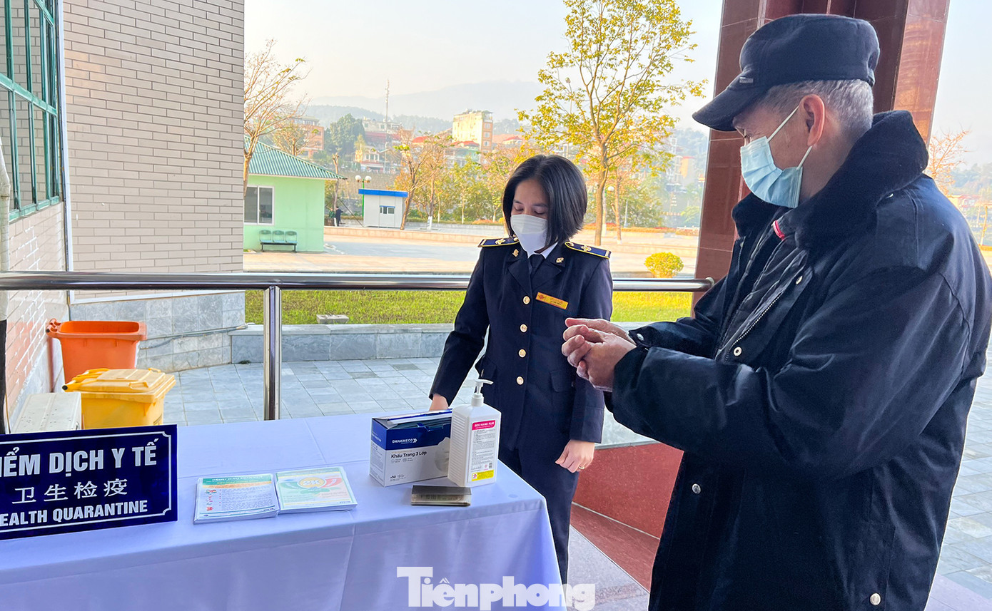 Công tác kiểm dịch y tế được chú trọng với việc thực hiện sát khuẩn, đeo khẩu trang. Theo thông báo từ cơ quan chức năng hai bên thì người dân và lái xe không phải làm xét nghiệm hay có giấy chứng nhận tiêm chủng Covid-19.