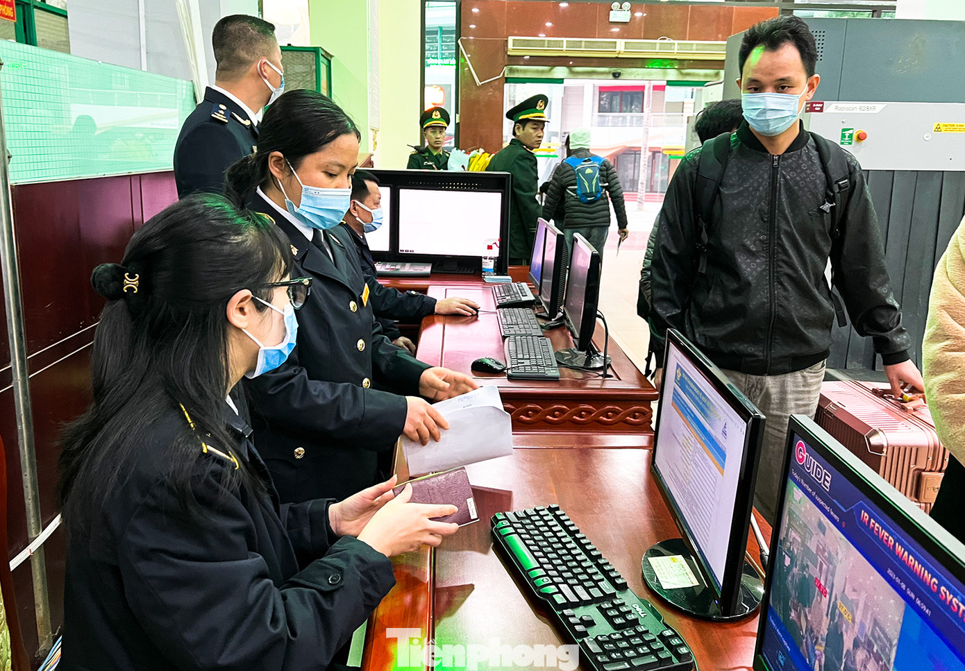 Các hành khách hiện sử dụng hộ chiếu để làm thủ tục. Trong khi đó, theo lãnh đạo Phòng Quản lý xuất nhập cảnh công an tỉnh Lào Cai, giấy thông hành chưa cấp nhiều do nhu cầu của người dân chưa cao.