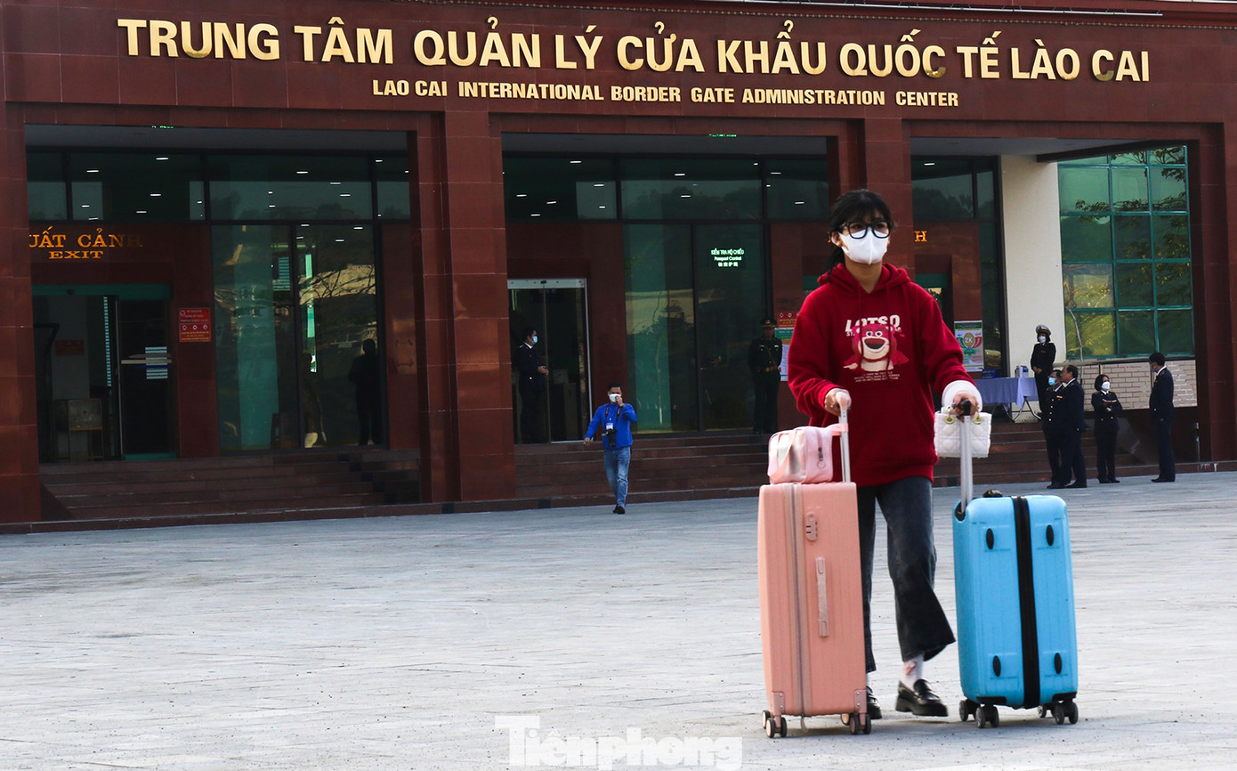 Sau khi làm thủ tục, các vị khách sẽ đi bộ qua cầu bắc sông Nậm Thi để sang phía Hà Khẩu (Vân Nam, Trung Quốc).