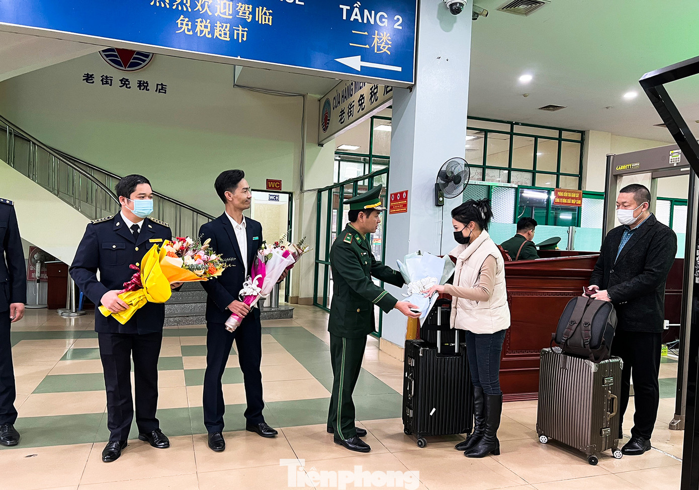 Công tác đón tiếp và làm thủ tục xuất nhập cảnh được lực lượng Biên phòng và đại diện Ban quản lý các khu kinh tế tỉnh Lào Cai đón tiếp một cách chu đáo, nhiệt tình.