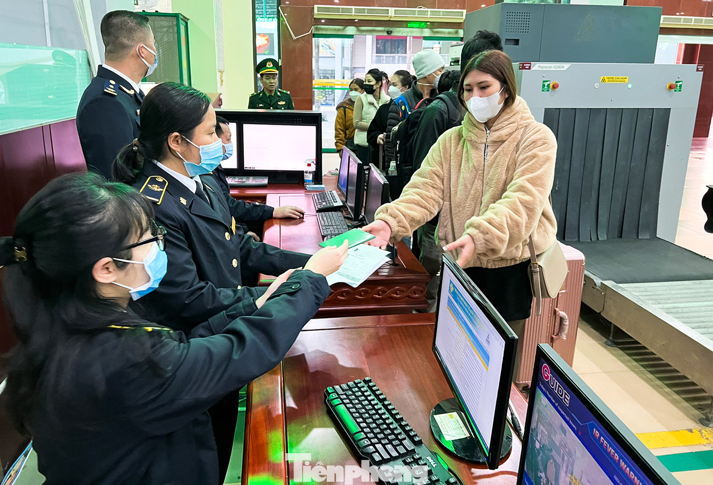 Công tác kiểm tra, kiểm soát an ninh, giấy tờ tùy thân được tiến hành ngay tại cửa vào.