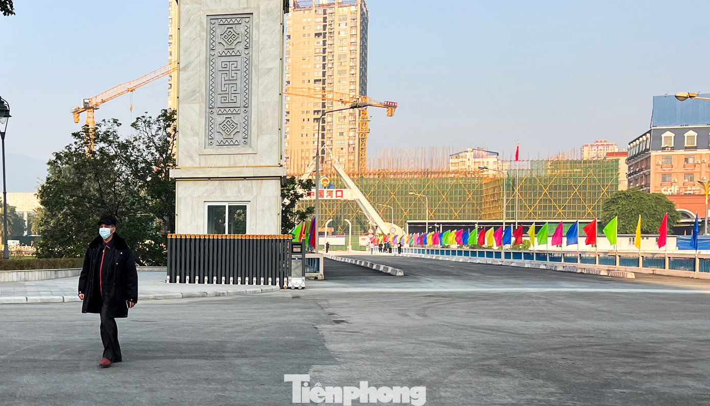 Ở chiều ngược lại, những cư dân người Trung Quốc đầu tiên cũng đã nhập cảnh Lào Cai.