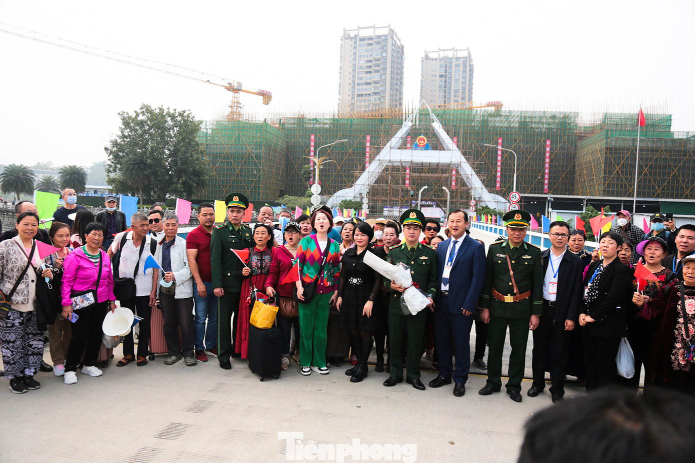 Nhóm khách du lịch qua cửa khẩu đường bộ này sau khi kết thúc tour, họ sẽ được đưa trở lại và xuất cảnh về nước qua cửa khẩu quốc tế Lào Cai.