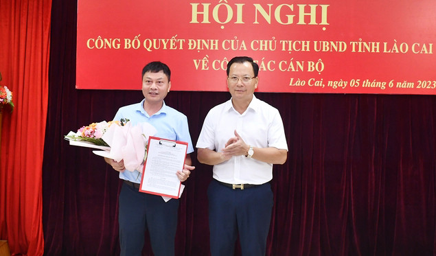 Phó Chủ tịch Thường trực UBND tỉnh Lào Cai Hoàng Quốc Khánh (phải) tặng hoa và trao quyết định cho tân Phó Trưởng ban quản lý khu kinh tế tỉnh Lào Cai Bùi Hữu Thiết. Ảnh: Báo Lào Cai. Phó Chủ tịch Thường trực UBND tỉnh Lào Cai Hoàng Quốc Khánh (phải) tặng hoa và trao quyết định cho tân Phó Trưởng ban quản lý khu kinh tế tỉnh Lào Cai Bùi Hữu Thiết. Ảnh: Báo Lào Cai.