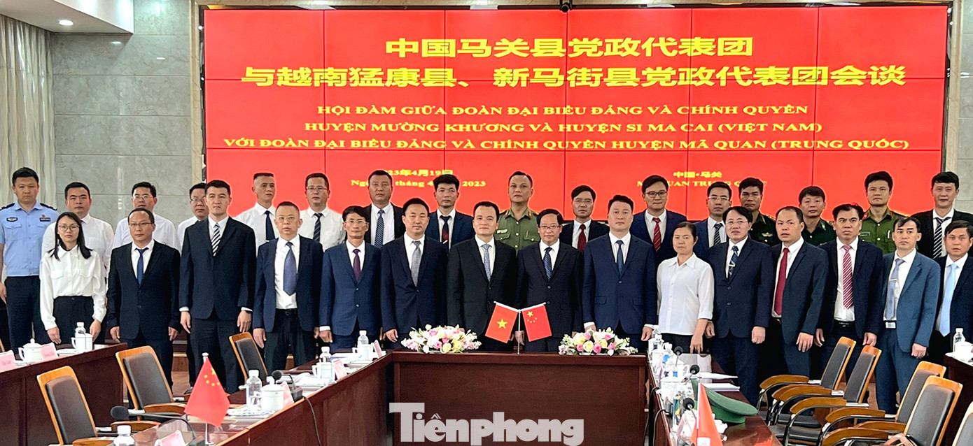 Các đại biểu hai bên dự hội đàm.