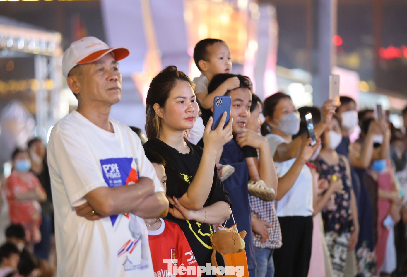 Màn bắn pháo hoa kéo dài trong 15 phút thu hút hàng nghìn người dân địa phương và du khách chiêm ngưỡng.