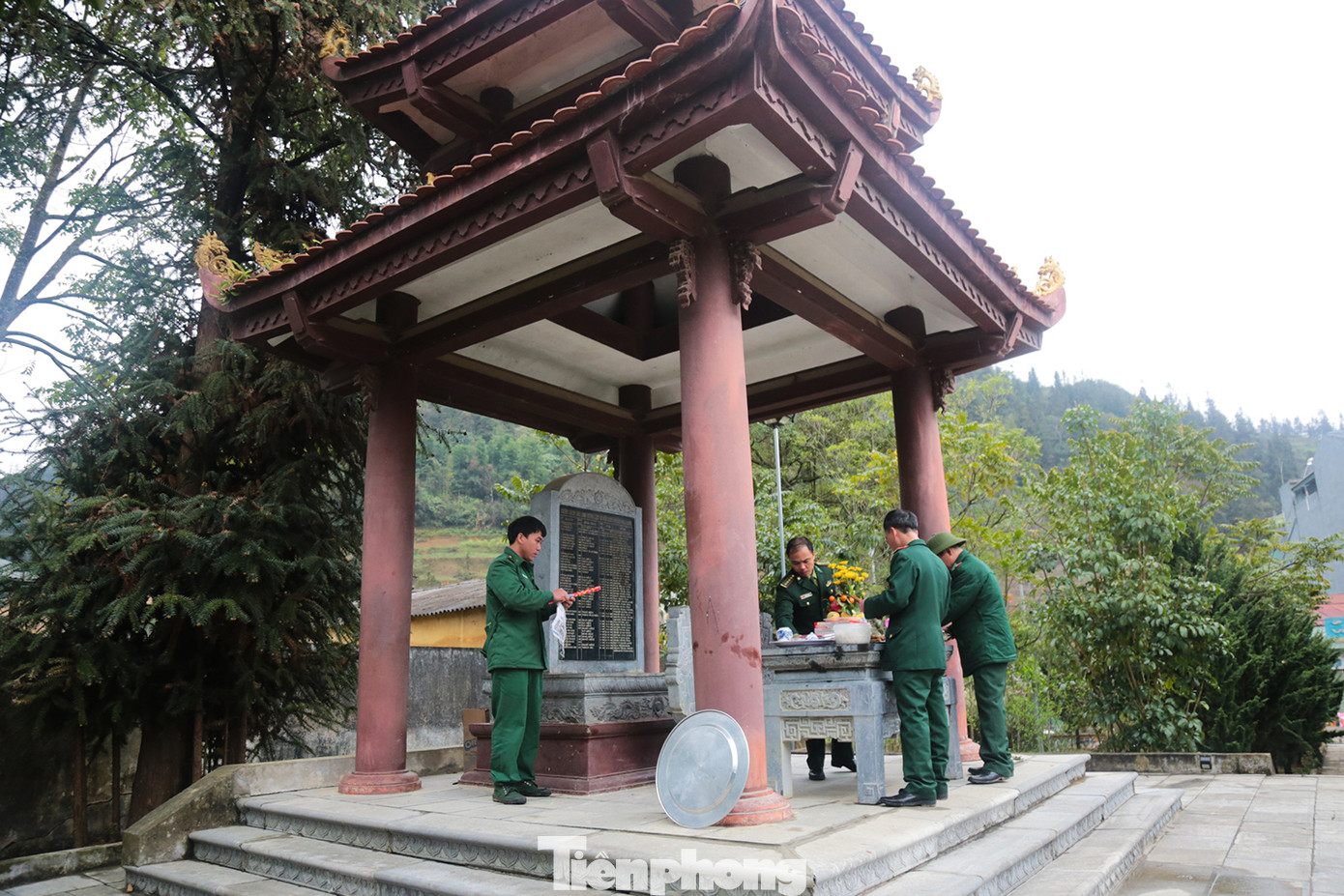 Sáng 17/2, cán bộ chiến sỹ Đồn Biên phòng Pha Long chuẩn bị mâm cơm, hoa quả thắp hương tưởng nhớ các anh hùng liệt sỹ.