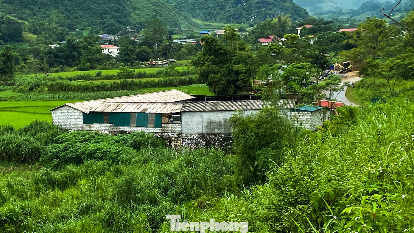 Sau khi phản ánh về tình trạng homestay, công trình xây dựng trái phép ở "Bản tiên" Du Già, Yên Minh, Hà Giang, PV Tiền Phong tiếp tục tìm hiểu và được biết, UBND xã Du Già đã có thống kê danh sách các trường hợp vi phạm về đất đai. Đáng chú ý, trong danh sách có loạt công trình sai phạm đứng tên người nhà lãnh đạo xã Du Già, thậm chí có cả người nhà của một Phó Chánh Thanh tra huyện Yên Minh.