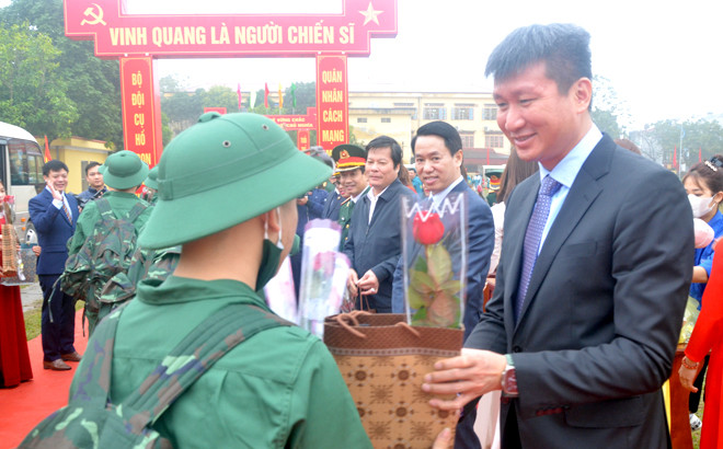 Ông Trần Huy Tuấn - Phó Bí thư Tỉnh ủy, Chủ tịch UBND tỉnh, Chủ tịch Hội đồng Nghĩa vụ quân sự tỉnh dự Lễ giao nhận quân năm 2023 tại huyện Văn Yên.