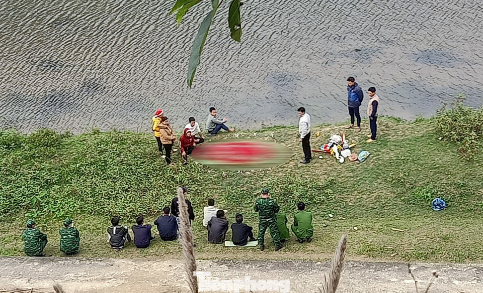 Thi thể một nạn nhân vụ đuối nước trên sông Hồng đoạn qua huyện Bát Xát vừa được tìm thấy. Ảnh: CTV.