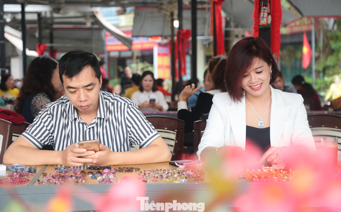 Đá bày bán ở chợ được khai thác từ mỏ đá quý ở địa bàn các xã của huyện Lục Yên, Yên Bái.