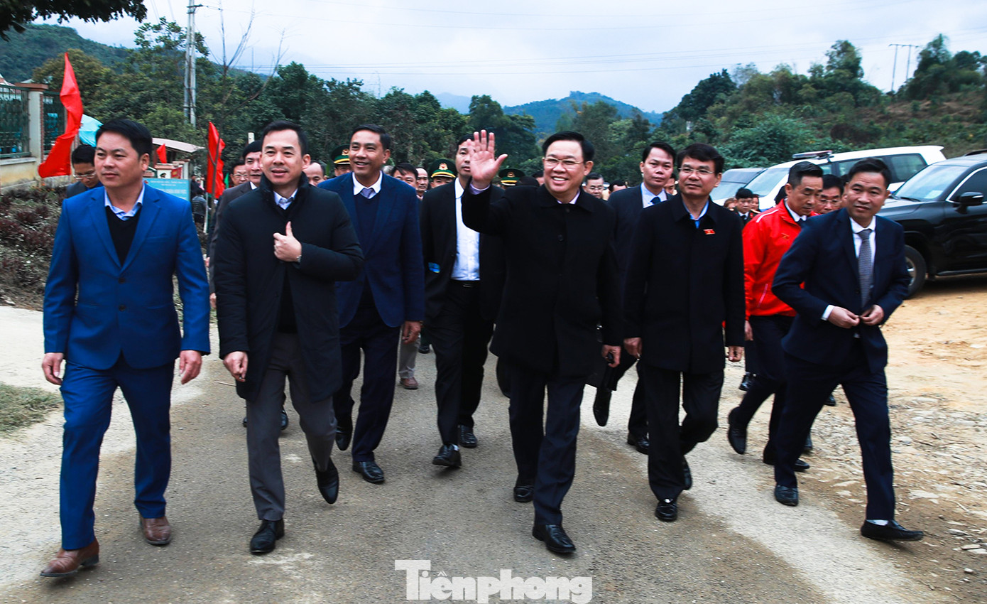 Sáng 16/1, Chủ tịch Quốc hội Vương Đình Huệ tới thăm, chúc Tết, tặng quà lực lượng vũ trang, gia đình chính sách, hộ nghèo, đồng bào dân tộc thiểu số, công nhân, người lao động có hoàn cảnh khó khăn trên địa bàn huyện Bát Xát (Lào Cai).