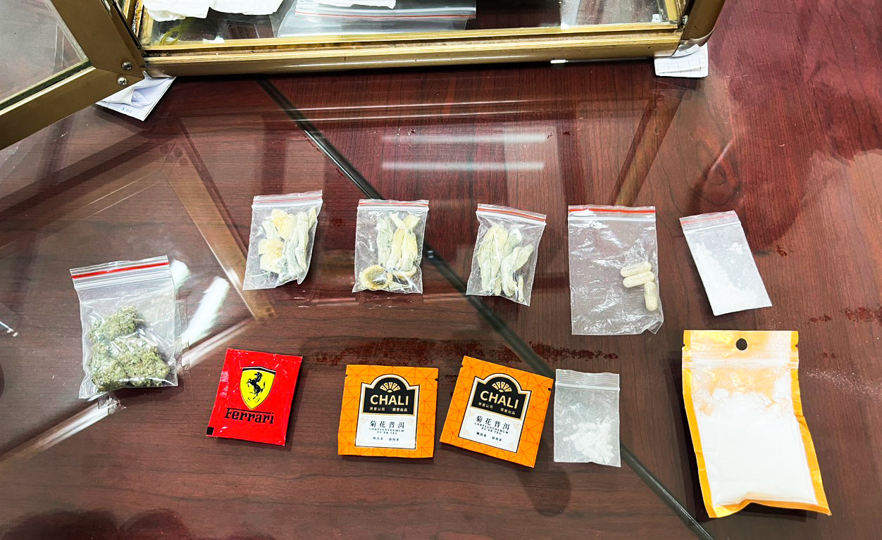Tang vật thu giữ gồm nhiều loại ma túy.