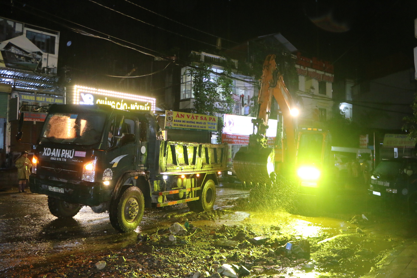 Đất đá tràn ra đường. Đất đá tràn ra đường.