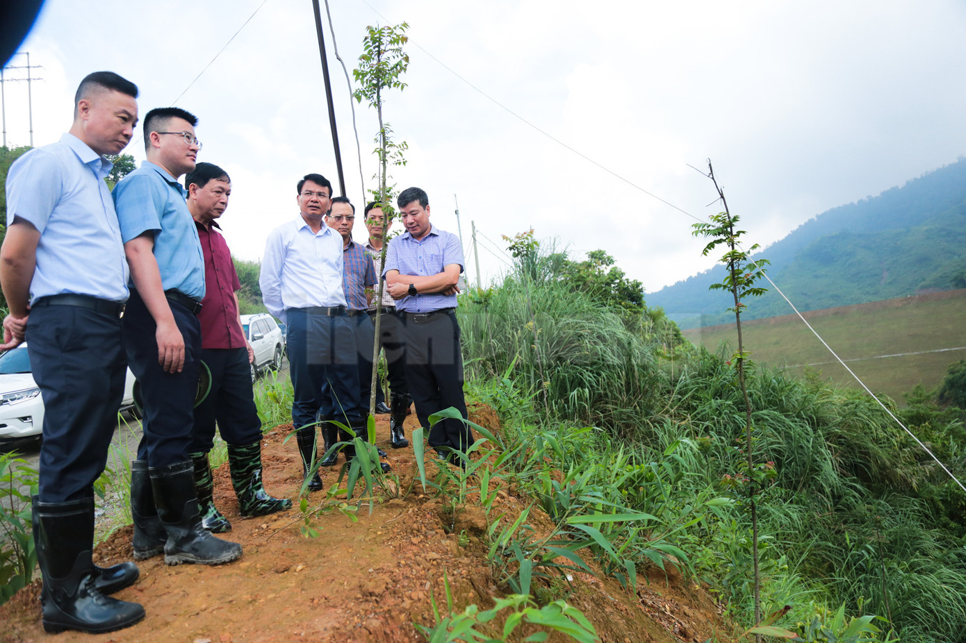 Sáng 9/8, một ngày sau sự cố vỡ ống cống thoát nước xả tràn của hồ thải quặng đuôi Nhà máy tuyển đồng Tả Phời thuộc Công ty cổ phần đồng Tả Phời - Vinacomin (Lào Cai), đích thân Bí thư Tỉnh ủy Lào Cai Đặng Xuân Phong cùng lãnh đạo tỉnh, thành phố Lào Cai, đơn vị mỏ cùng đi kiểm tra thực tế tình hình.