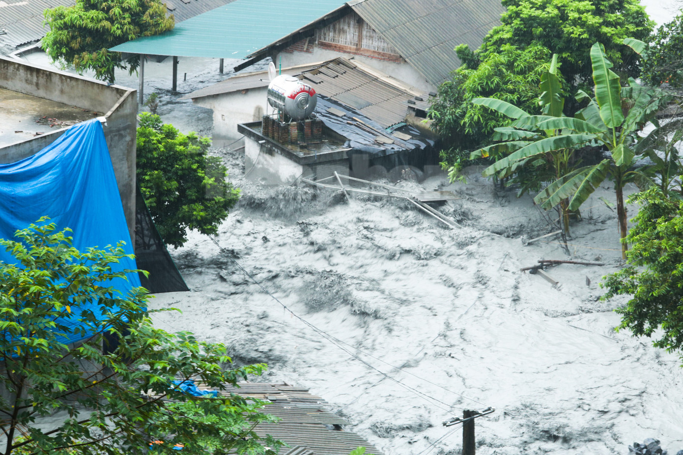 Tuy nhiên, thời điểm nước chảy mạnh, "xộc" thẳng vào khu dân cư phía dưới khiến nhiều người chỉ biết chạy thoát thân. Nhiều tài sản, gia súc bị thiệt hại.