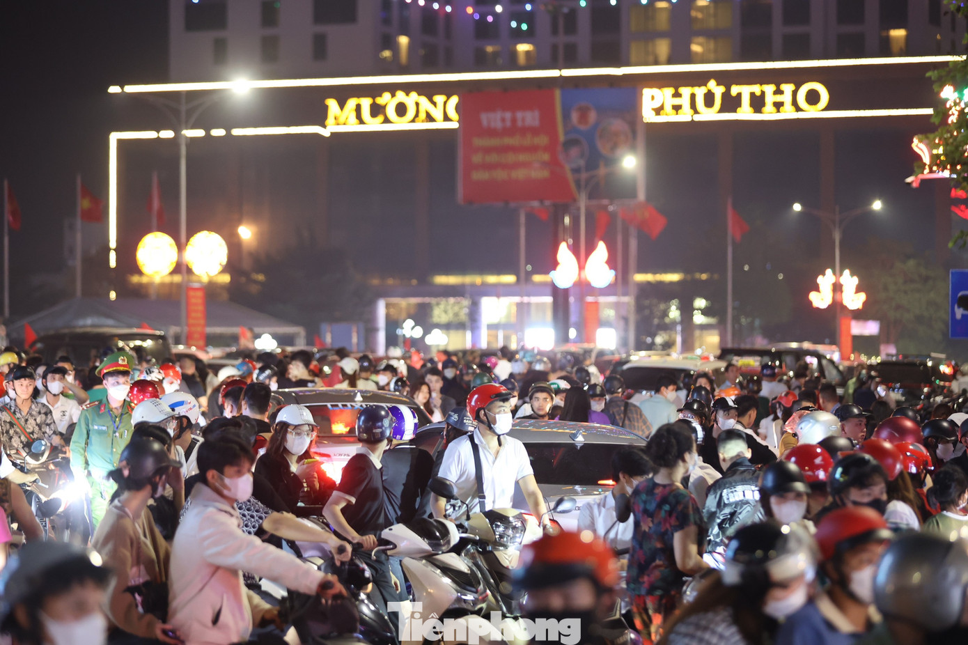 Tuyến phố Hùng Vương, Nguyễn Tất Thành và nhiều con phố khác của thành phố Việt Trì tấp nập người đến xem bắn pháo hoa. Lực lượng chức năng phải vất vả phân luồng để tránh ùn tắc.