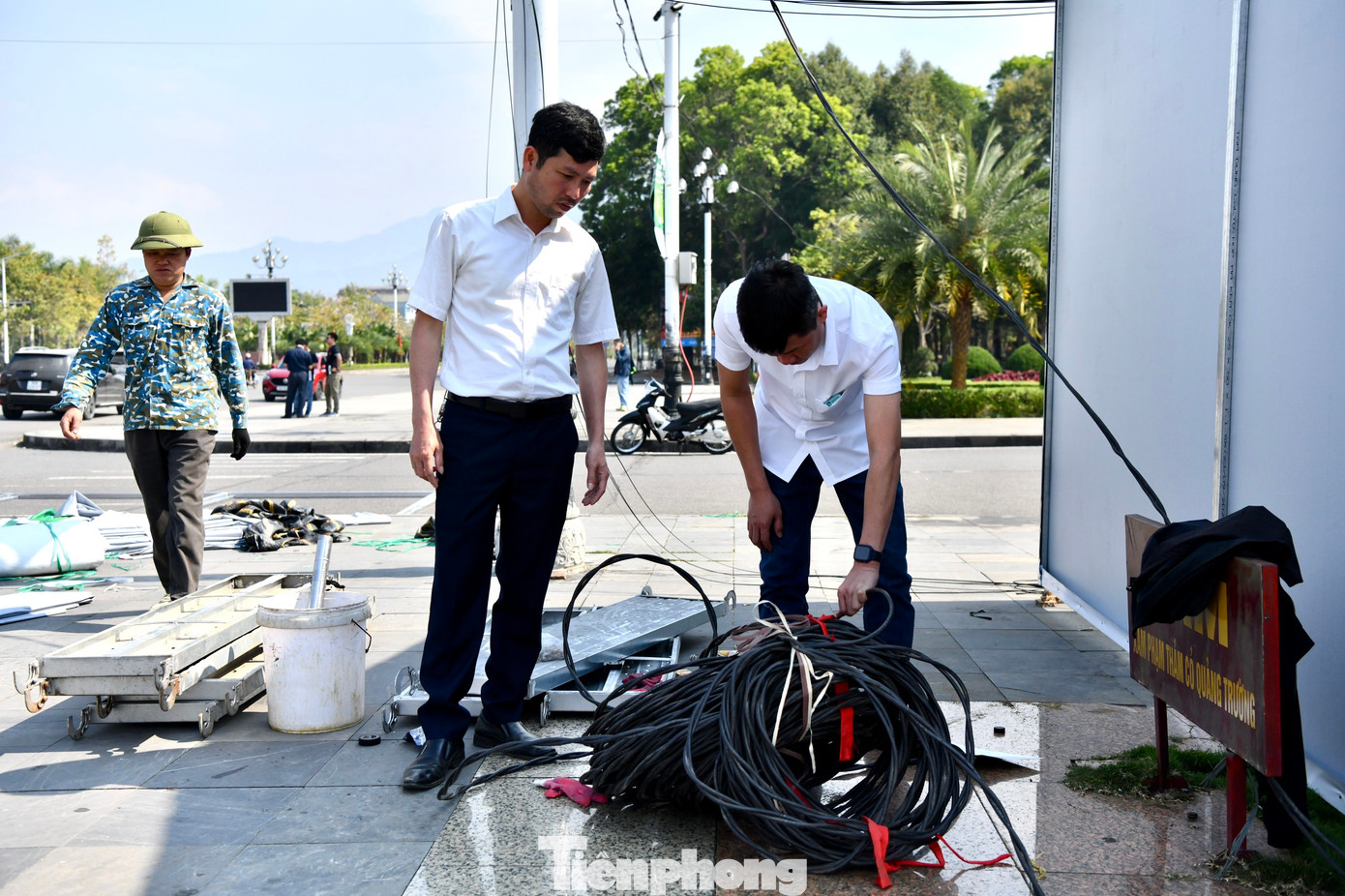 Điện lực thành phố Lai Châu cũng cử cán bộ thường xuyên túc trực, đảm bảo vận hành xuyên suốt. Vào 16h ngày 25/3, ban tổ chức sẽ rà soát lại lần cuối cùng để buổi lễ khai mạc sáng 26/3 diễn ra thành công.