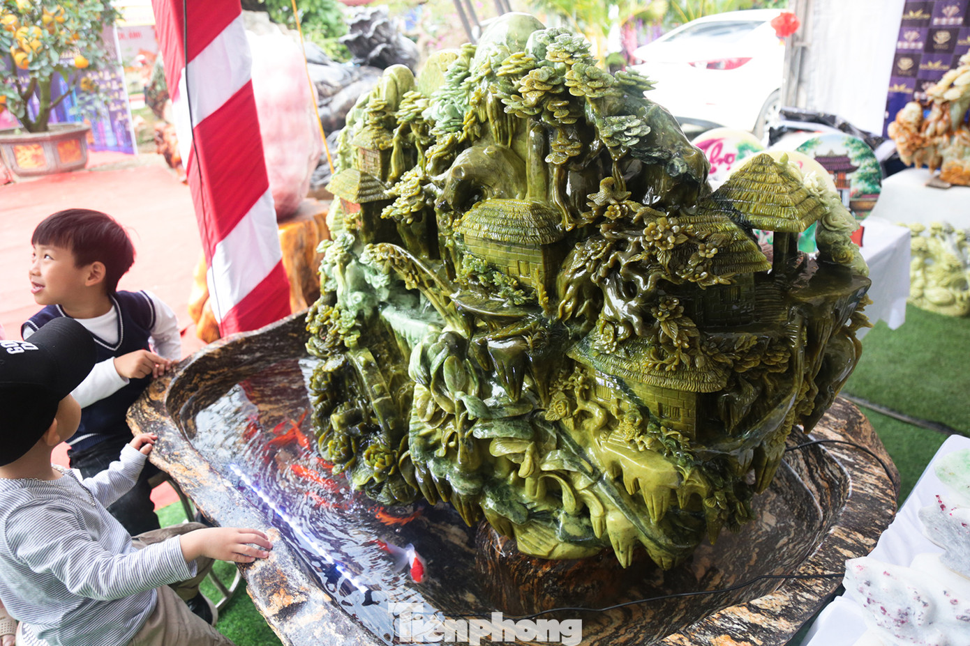 Các tác phẩm nghệ thuật từ đá cũng là một điểm nhấn không thể bỏ qua khi du khách tham quan chợ đá quý Yên Thế, Lục Yên, Yên Bái.