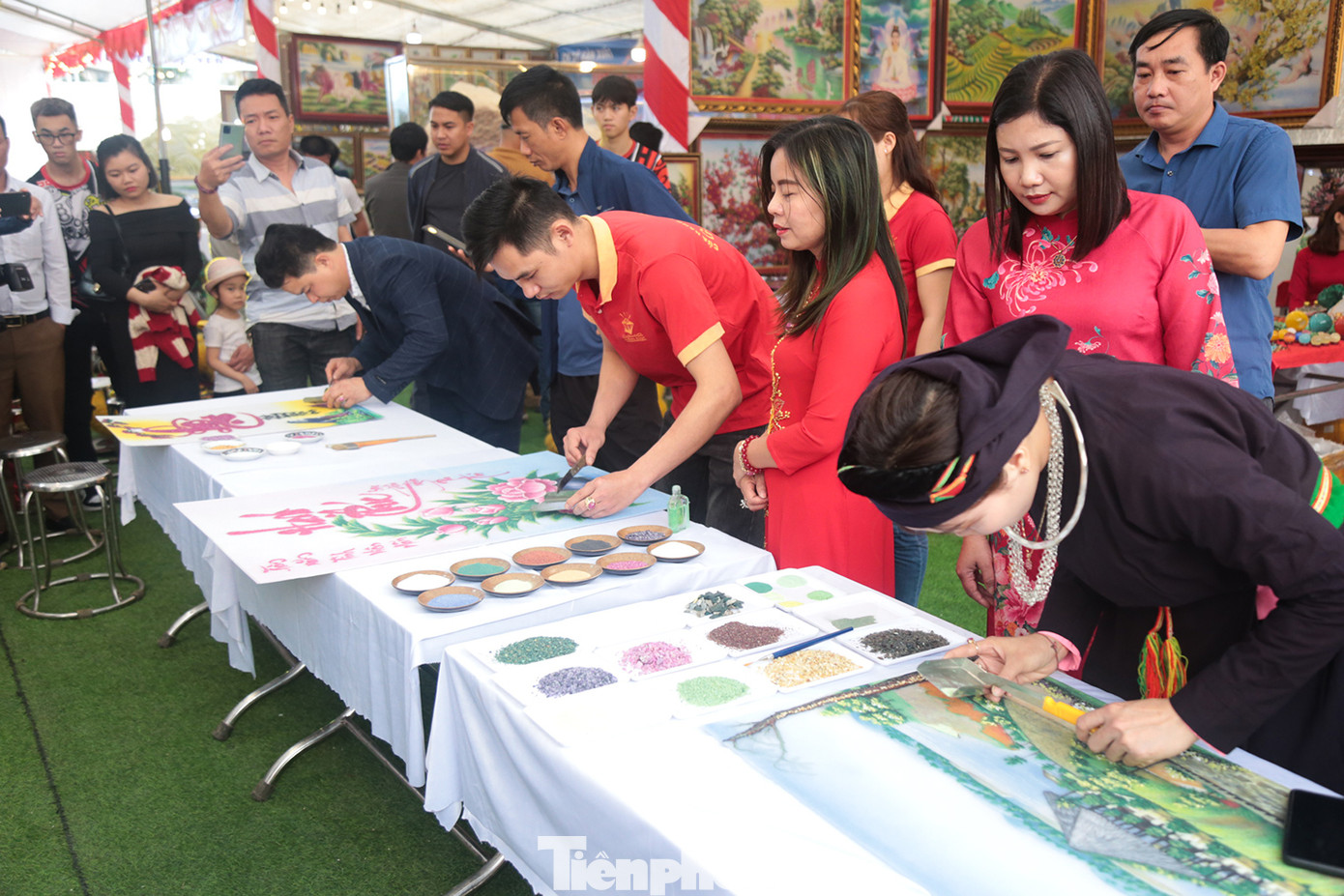Không chỉ có khu chợ đá quý nổi tiếng, làng nghề sản xuất tranh đá quý tổ dân phố số 7 thị trấn Yên Thế còn là nơi sản sinh ra nhiều nghệ nhân làm tranh đá quý độc đáo. Các bức tranh với nhiều ý nghĩa khác nhau được các nghệ nhân khảm đá quý rất tinh tế.
