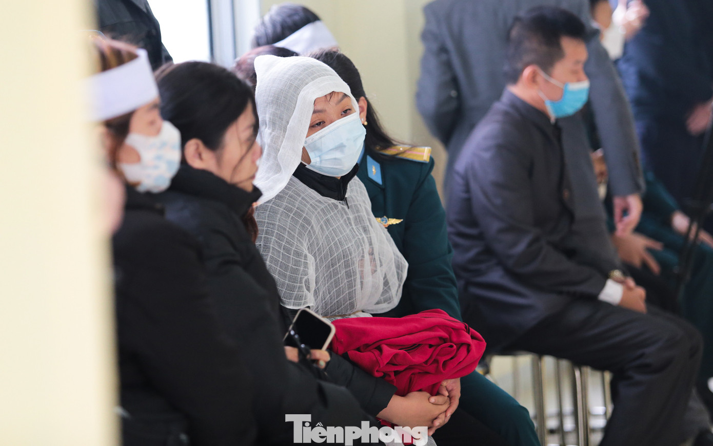 Người vợ trẻ Võ Hoàng Minh Phương và mẹ đẻ của thiếu tá Trần Ngọc Duy vẫn không tin vào sự ra đi của thiếu tá Duy.