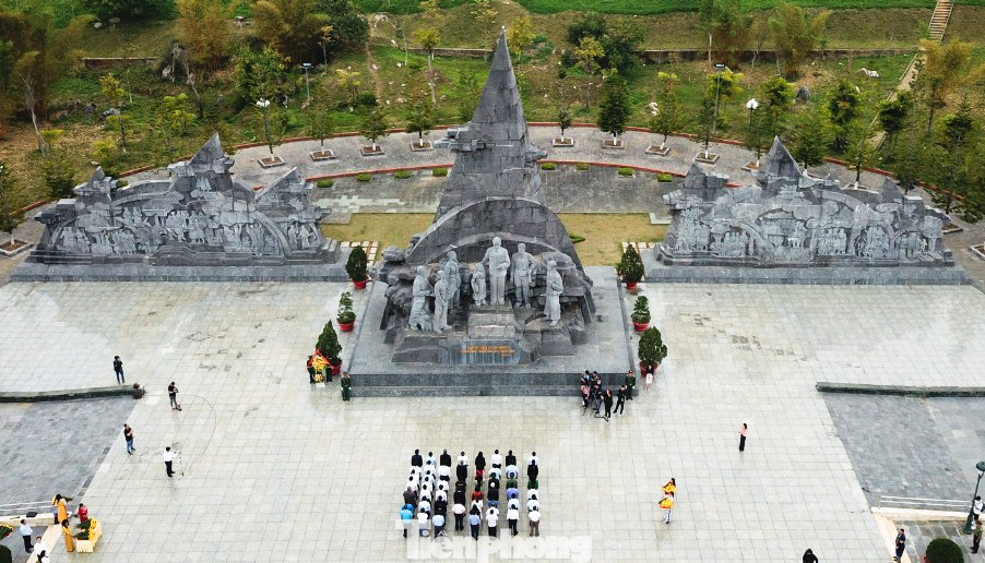 Sáng 25/3, tại Quảng trường Nhân dân (thành phố Lai Châu, tỉnh Lai Châu), UBND tỉnh Lai Châu, Ban tổ chức giải Vô địch Quốc gia Marathon và cự ly dài báo Tiền Phong lần thứ 64 – năm 2023 tổ chức lễ dâng hoa trước tượng đài Bác Hồ với đồng bào các dân tộc Lai Châu.