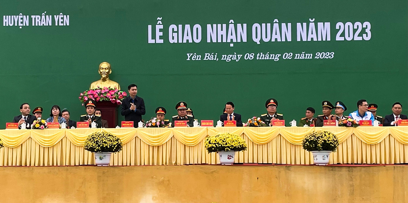 Sáng 8/2, đồng loạt 9 huyện, thị, thành phố trên địa bàn tỉnh Yên Bái tổ chức Lễ giao nhận quân năm 2023. Toàn tỉnh Yên Bái đã tuyển chọn và gọi 1.265 thanh niên nhập ngũ, trong đó 209 thanh niên tự nguyện viết đơn, 104 tân binh là đảng viên.