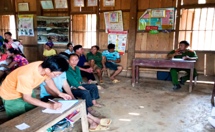 Một buổi tuyên truyền pháp luật đến bà con dân bản. Một buổi tuyên truyền pháp luật đến bà con dân bản.