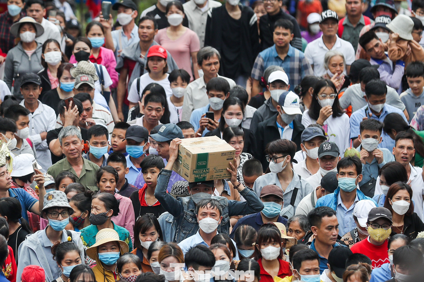 Nhiều gia đình ở xa chọn cách lưu lại thành phố Việt Trì đêm mùng 9/3 để sáng 10/3 lên dâng hương, hoa, lễ vật giỗ Tổ. Năm nay, ghi nhận tại Khu di tích lịch sử Đền Hùng, số lượng du khách đông đúc nhưng việc di chuyển khá quy củ. Nhiều gia đình ở xa chọn cách lưu lại thành phố Việt Trì đêm mùng 9/3 để sáng 10/3 lên dâng hương, hoa, lễ vật giỗ Tổ. Năm nay, ghi nhận tại Khu di tích lịch sử Đền Hùng, số lượng du khách đông đúc nhưng việc di chuyển khá quy củ.