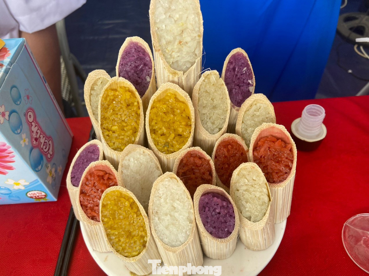 Cơm lam ngũ sắc được bà con khéo léo làm từ ống tre.