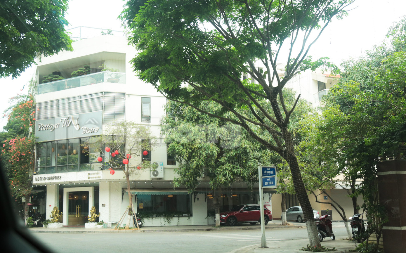 "Ba lô đất gộp một" tại phường Kim Tân, TP Lào Cai, cựu Bí thư Tỉnh ủy Lào Cai Nguyễn Văn Vịnh nhận tặng cho của ông N.V.T. Ngày 7/5/2020, ông Vịnh tặng quyền sử dụng đất cho ông N.Q.M, ở TP Lào Cai và bà N.Q.T, ở Thanh Xuân, TP Hà Nội. "Ba lô đất gộp một" tại phường Kim Tân, TP Lào Cai, cựu Bí thư Tỉnh ủy Lào Cai Nguyễn Văn Vịnh nhận tặng cho của ông N.V.T. Ngày 7/5/2020, ông Vịnh tặng quyền sử dụng đất cho ông N.Q.M, ở TP Lào Cai và bà N.Q.T, ở Thanh Xuân, TP Hà Nội.