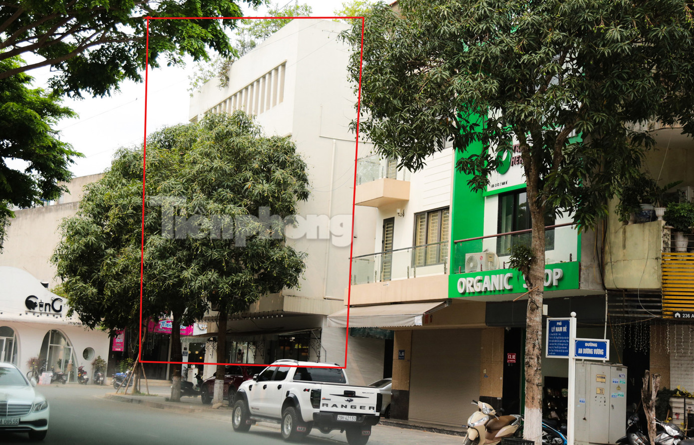 Ba lô đất C3-04 (diện tích 127m2), C3-05 (diện tích 117,7 m2) và C3-06 (diện tích 118,5 m2) bờ kè hữu sông Hồng, tọa lạc trên phố Lý Nam Đế, phường Kim Tân, TP Lào Cai - con phố có chiều dài vài chục mét và thông hai phố sôi động bậc nhất Lào Cai hiện nay là phố Soi Tiền và An Dương Vương. Ba lô đất C3-04 (diện tích 127m2), C3-05 (diện tích 117,7 m2) và C3-06 (diện tích 118,5 m2) bờ kè hữu sông Hồng, tọa lạc trên phố Lý Nam Đế, phường Kim Tân, TP Lào Cai - con phố có chiều dài vài chục mét và thông hai phố sôi động bậc nhất Lào Cai hiện nay là phố Soi Tiền và An Dương Vương.