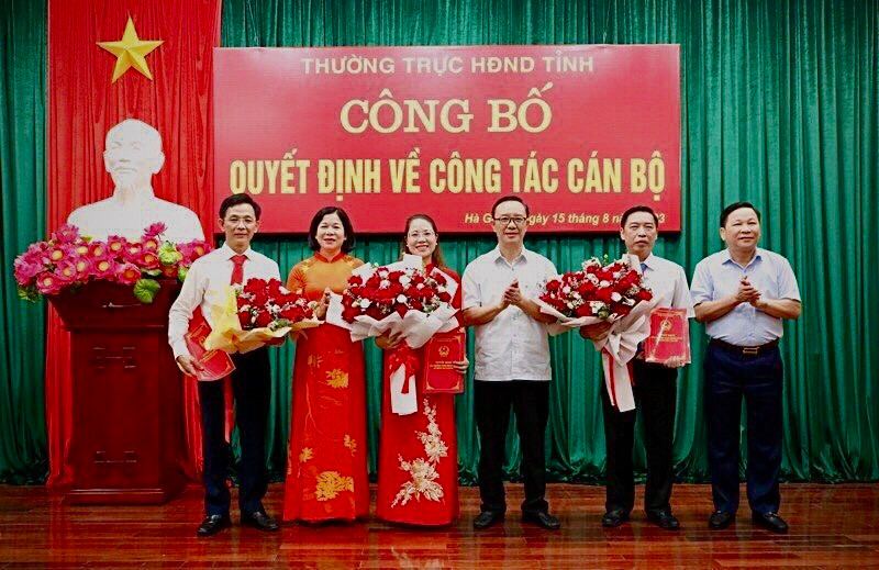 Lãnh đạo tỉnh Hà Giang tặng hoa chúc mừng các tân Chánh, Phó Chánh văn phòng Tỉnh ủy, Đoàn ĐBQH và HĐND tỉnh.