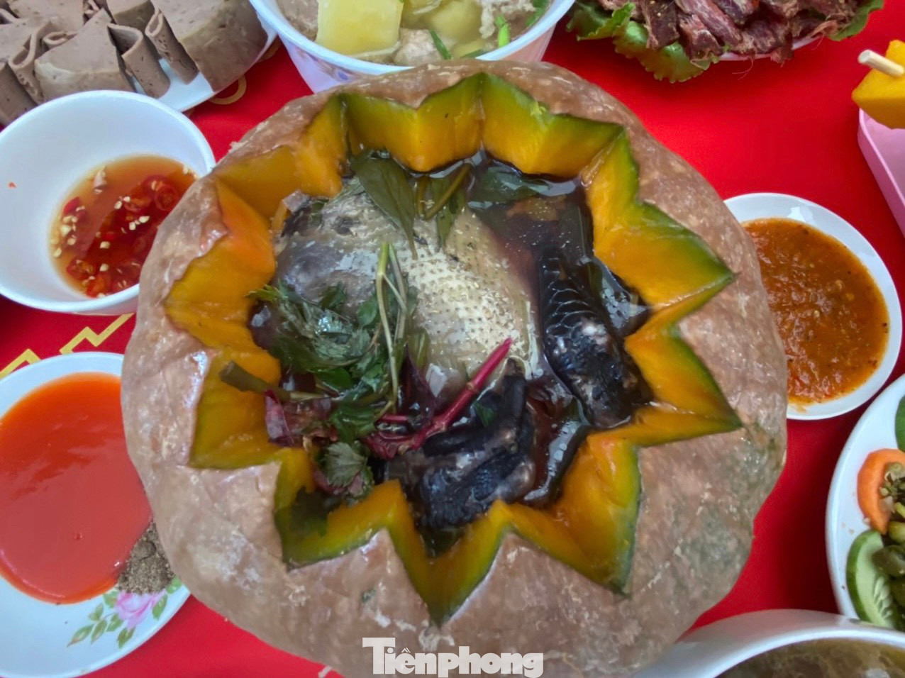 Gà đen tần với quả bí đỏ vừa là bài thuốc dân gian vừa là món ăn bắt mắt cho du khách.