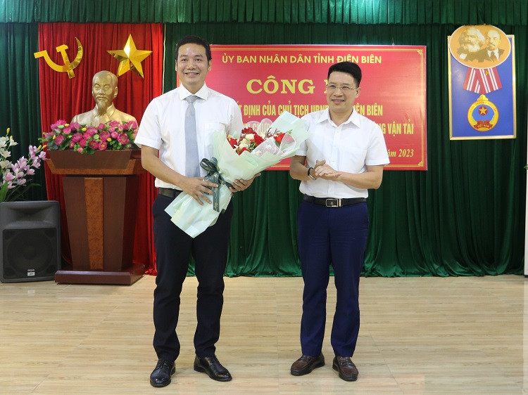 Ông Nguyễn Ngọc Thể, Phó Chánh Văn phòng UBND tỉnh Điện Biên (phải) tặng hoa chúc mừng tân Phó giám đốc Sở GTVT Phạm Trọng Tài.