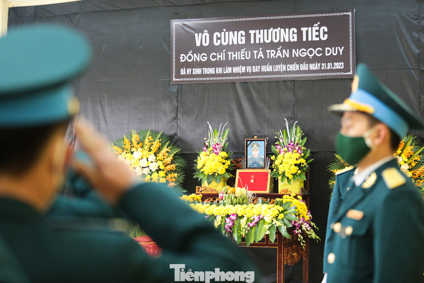 Đồng đội nghiêm trang trước di ảnh và linh cữu thiếu tá phi công Trần Ngọc Duy.