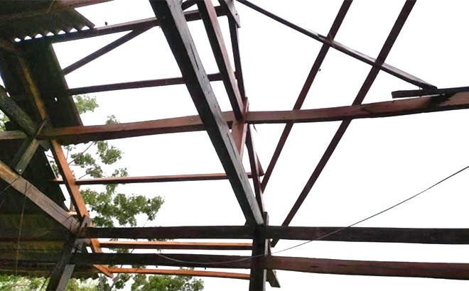 Một căn nhà bị tốc mái do lốc xoáy ở Yên Bái. Một căn nhà bị tốc mái do lốc xoáy ở Yên Bái.