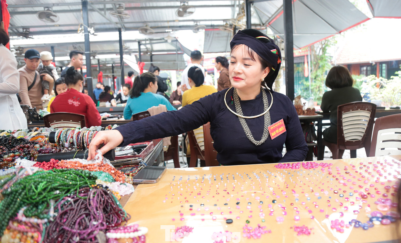 Chợ đá quý ở tổ 7, thị trấn Yên Thế, huyện Lục Yên, tỉnh Yên Bái nổi tiếng cả trong và ngoài nước là nơi bày bán nhiều sản phẩm đá quý, đá bán quý, đá mỹ nghệ, phong thủy...