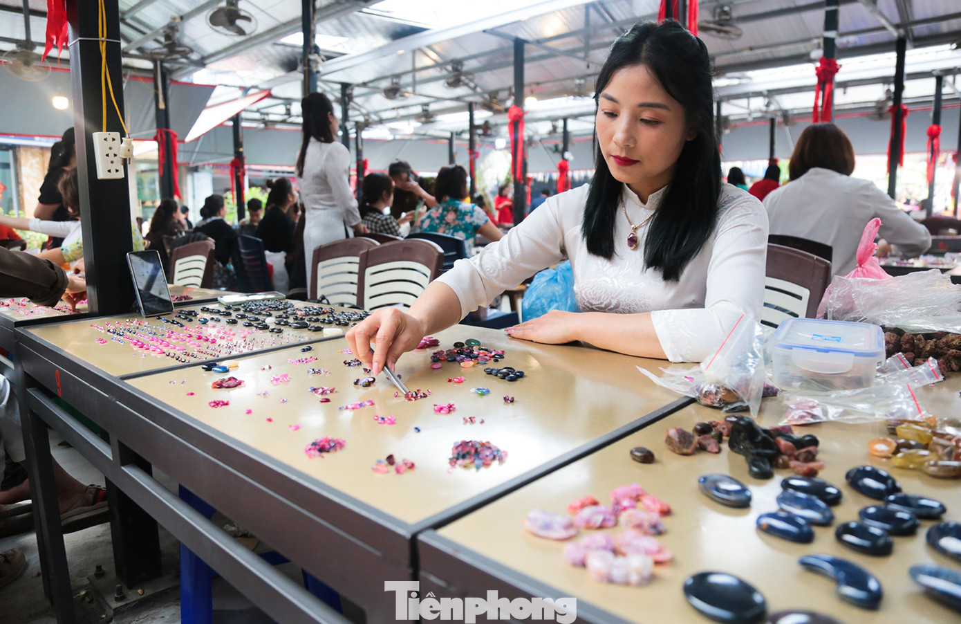 Ngoài việc tụ họp ở chợ, hầu hết các thương nhân buôn bán kinh doanh đá quý đều mở cửa hàng riêng ở thị trấn Yên Thế.