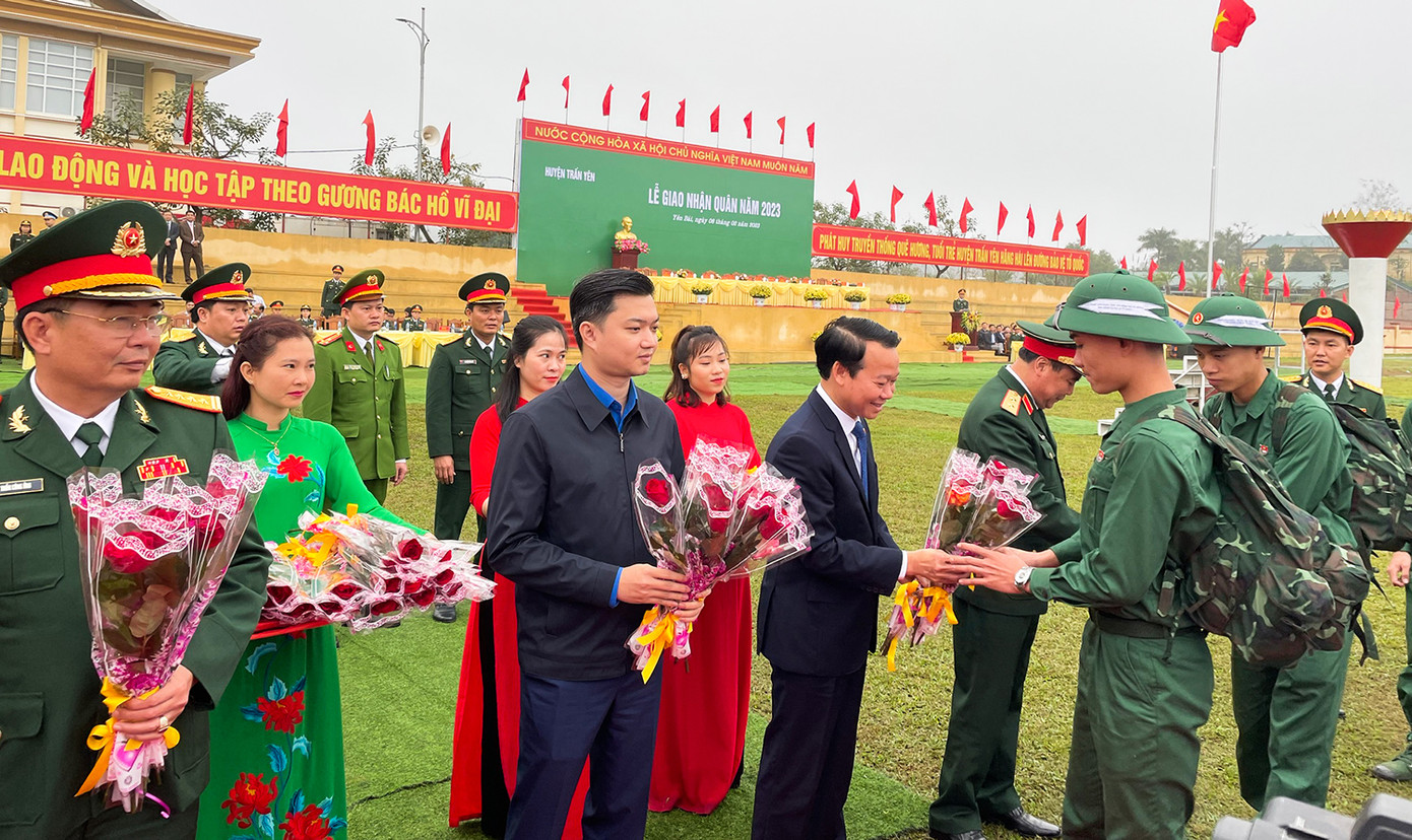 Dự chương trình tại điểm giao nhận quân huyện Trấn Yên có anh Nguyễn Minh Triết - Bí thư T.Ư Đoàn, Chủ tịch Hội Sinh viên Việt Nam. Ngoài ra, còn có Trung tướng Phạm Đức Duyên - Bí thư Đảng ủy , Chính ủy Quân khu 2; ông Đỗ Đức Duy - Uỷ viên BCH Trung ương Đảng, Bí thư Tỉnh ủy Yên Bái.