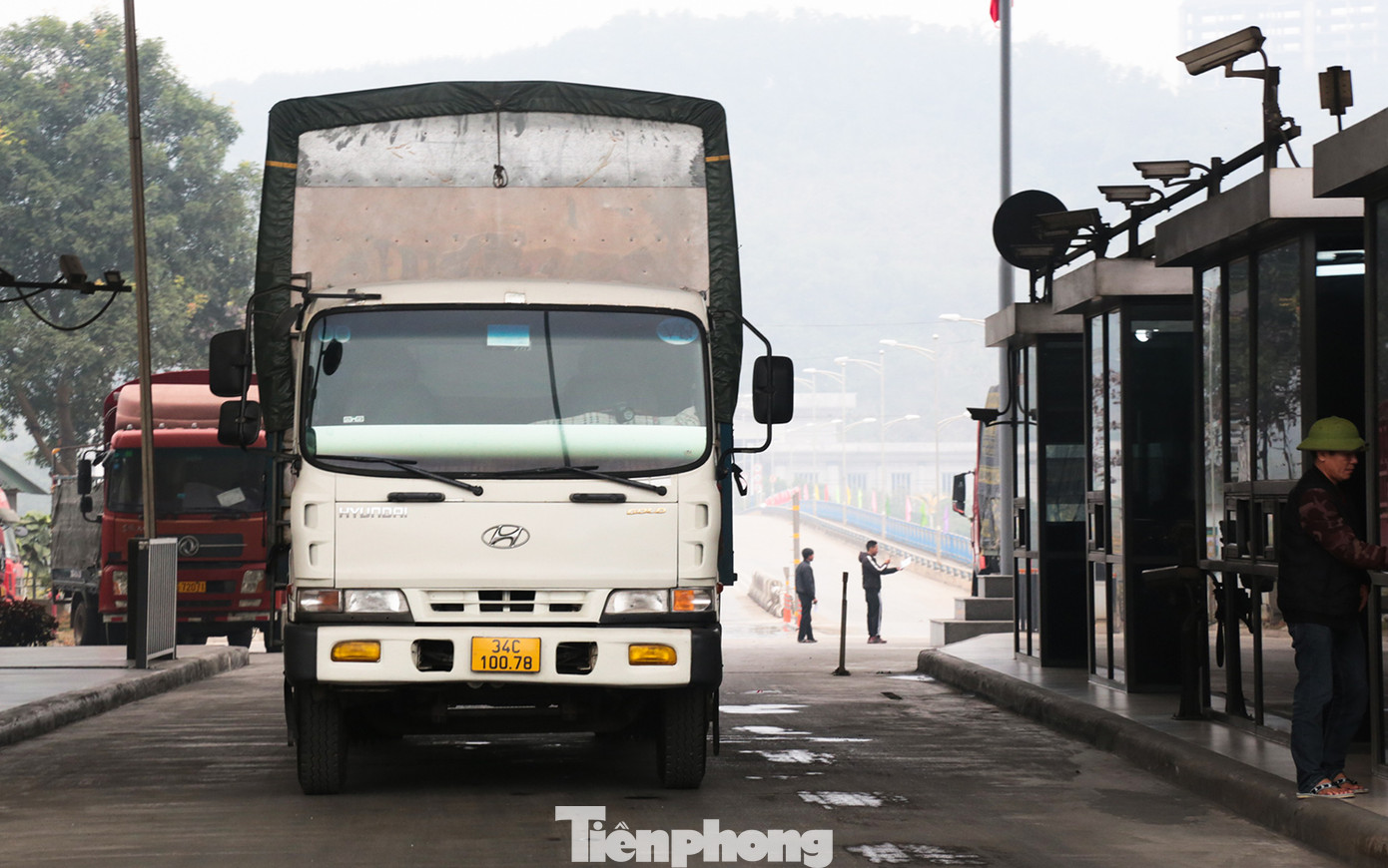 Phương tiện chở hàng hóa thông quan qua cửa khẩu quốc tế đường bộ số II Kim Thành (Ảnh: Hân Nguyễn). Phương tiện chở hàng hóa thông quan qua cửa khẩu quốc tế đường bộ số II Kim Thành (Ảnh: Hân Nguyễn).