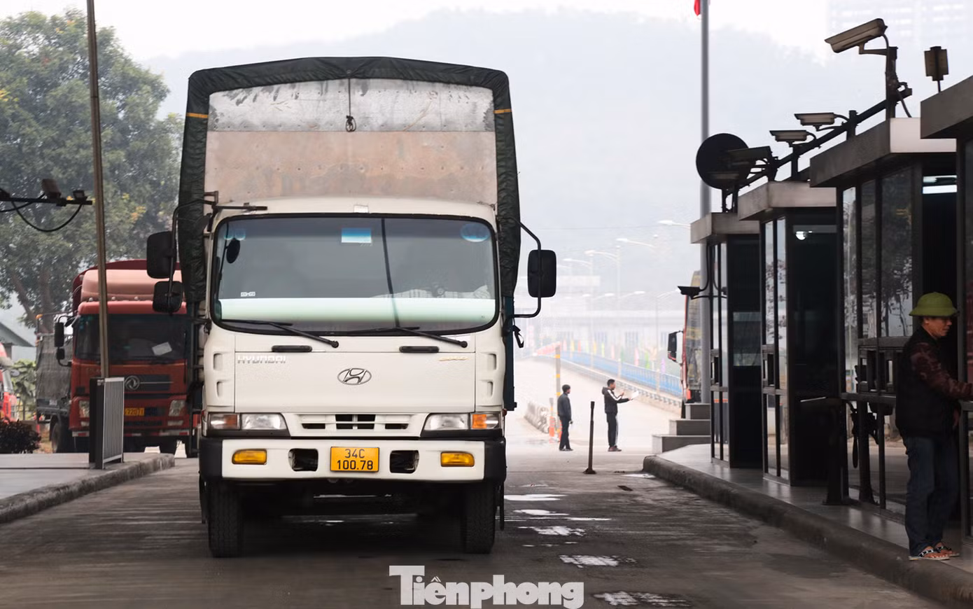 Phương tiện chở hàng hóa thông quan qua cửa khẩu quốc tế đường bộ số II Kim Thành (Ảnh: Hân Nguyễn). Phương tiện chở hàng hóa thông quan qua cửa khẩu quốc tế đường bộ số II Kim Thành (Ảnh: Hân Nguyễn).
