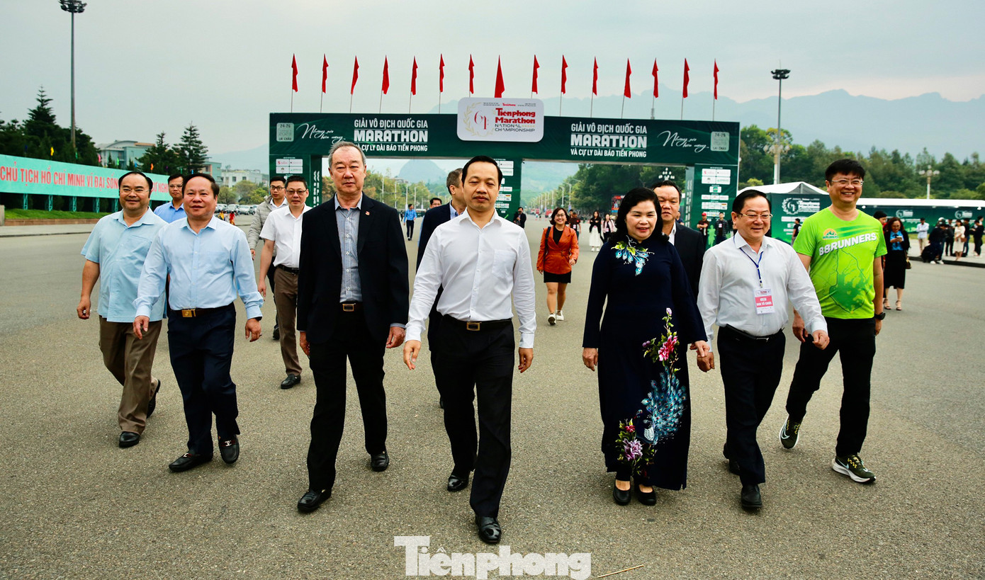 Dự Lễ thượng cờ, về phía lãnh đạo tỉnh Lai Châu có Uỷ viên Trung ương Đảng, Bí thư Tỉnh uỷ, Chủ tịch HĐND tỉnh Lai Châu Giàng Páo Mỷ; Chủ tịch UBND tỉnh Lai Châu Trần Tiến Dũng; Phó Chủ tịch Thường trực UBND tỉnh Lai Châu Tống Thanh Hải cùng nhiều lãnh đạo sở, ban, ngành tỉnh Lai Châu.