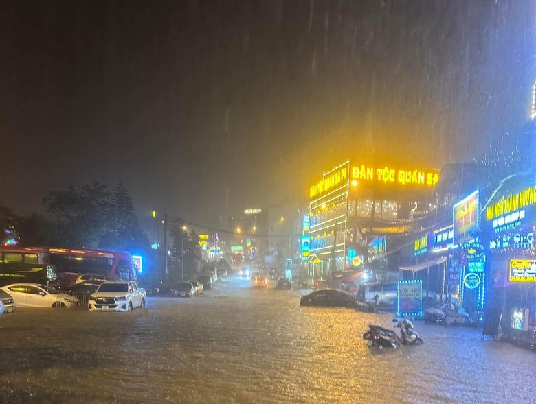 Trận mưa lớn gây ngập úng cục bộ trung tâm thị xã Sa Pa tối 29/4.